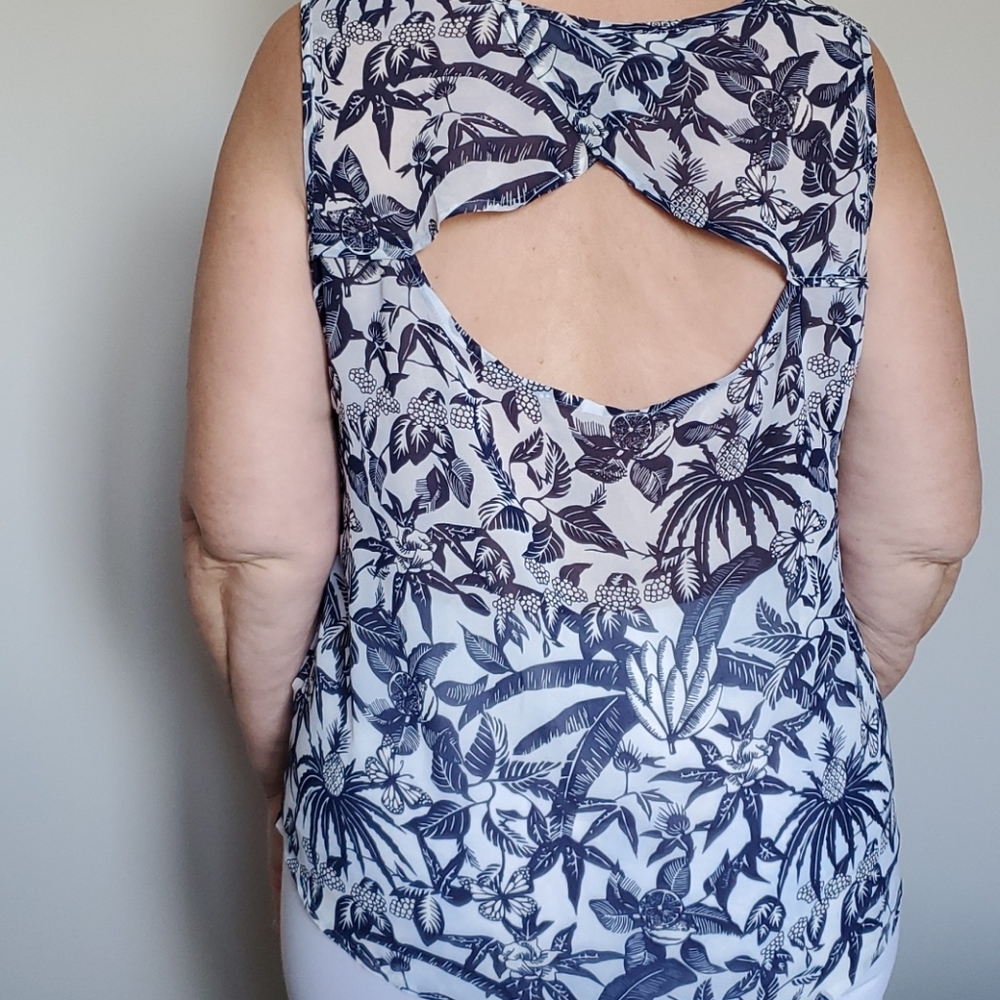 Top - Picture 2 of 4